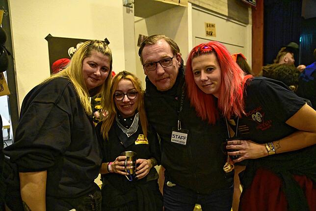 Bild 9: Schoaf-Hexen feiern wilde Partynacht