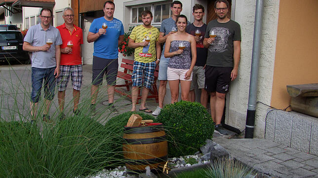Beim Weinfest setzen die Veranstalter ganz auf regionale Produkte (Von links): die Brosianer Dirk und Franz Schäuble, Philipp Kech von ...