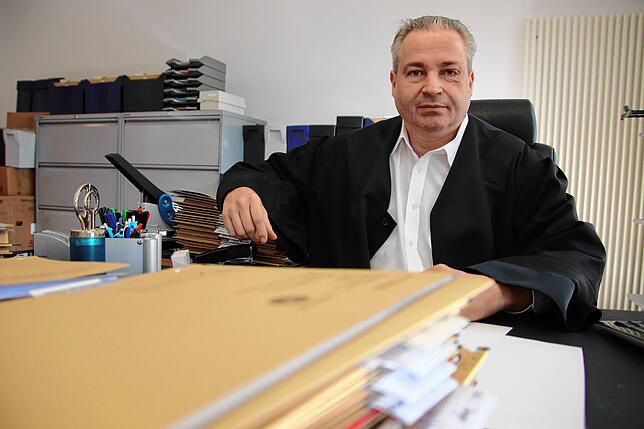 Rechtsanwalt Tomislav Duzel in seiner Kanzlei am Sankt-Stephansplatz in Konstanz