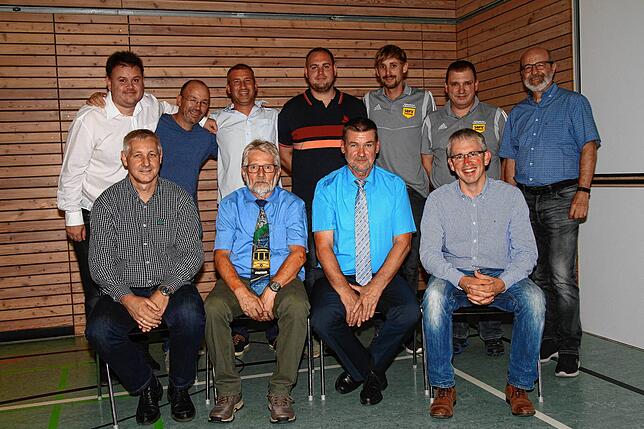 Kompetentes Team: Der 2019 neu gewählte Jugendausschuss des Fußballbezirks Hochrhein mit (hinten, von links) David Silfang, Michael ...