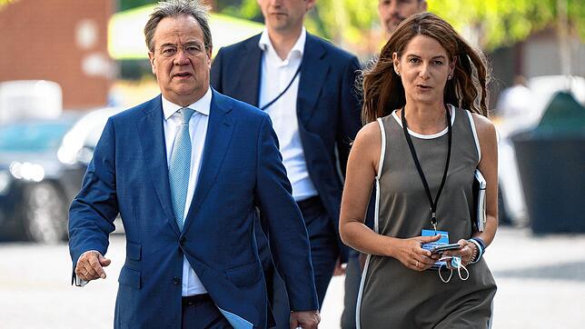 Kanzlerkandidat Armin Laschet engagierte Tanit Koch (rechts) als Kommunikationsberaterin. Die Journalistin soll den CDU-Mann vor ...