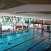 Einige Schwimmer ziehen ihre Bahnen im Schwimmerbecken des Waldshuter Hallenbads, das seit 20. September für maximal 200 Besucher ...