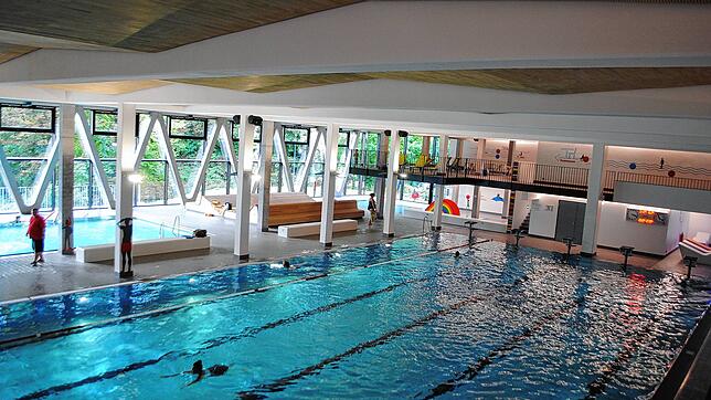 Einige Schwimmer ziehen ihre Bahnen im Schwimmerbecken des Waldshuter Hallenbads, das seit 20. September für maximal 200 Besucher ...