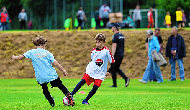Bild 25: Beim großen Fußballturnier der Radolfzeller Grundschüler zeigen die Nachwuchskicker ihr Talent