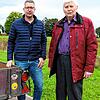 Die Plakette ist befestigt. Jürgen (links) und Johann Baur aus Hüfingen sind erleichtert. Sie können ihren 60 Jahre alten Anhänger ...