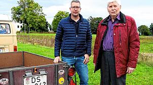 Die Plakette ist befestigt. Jürgen (links) und Johann Baur aus Hüfingen sind erleichtert. Sie können ihren 60 Jahre alten Anhänger ...