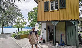 Philipp Kesenheimer vor seinem neuen Kiosk am Seeufer, der „von Sonnenaufgang bis Sonnenuntergang“ geöffnet sein soll. Foto: Jürgen Baltes