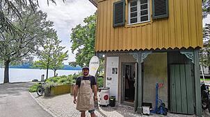 Philipp Kesenheimer vor seinem neuen Kiosk am Seeufer, der „von Sonnenaufgang bis Sonnenuntergang“ geöffnet sein soll. Foto: Jürgen Baltes