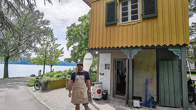 Philipp Kesenheimer vor seinem neuen Kiosk am Seeufer, der „von Sonnenaufgang bis Sonnenuntergang“ geöffnet sein soll. Foto: Jürgen Baltes