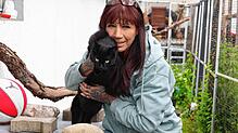 Anette Held-Panic hat Kater Kilian in ihrer Pflegestelle aufgenommen, der in eine Schlagfalle geraten ist und dadurch das linke Bein ...