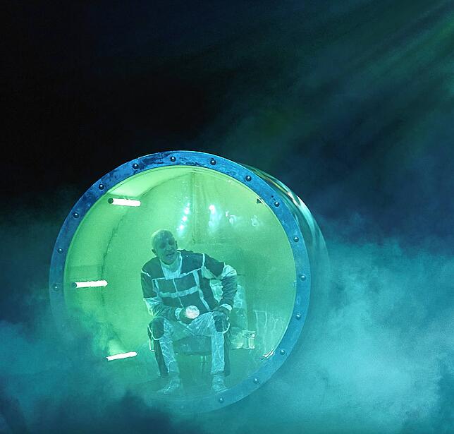 Der Rapper Maeckes als Lone in seiner Unterwasser-Kapsel.