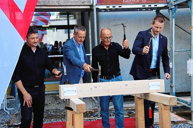 Dürfen zum Richtfest zeigen, dass sie etwas von Handwerk verstehen (von links): Stefan Probst (AKKU Architekten), ...