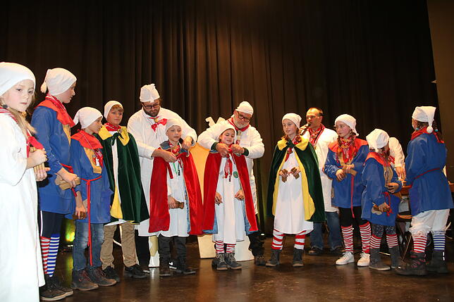 Bild 32: Preiskleppern im Scheffelhof: Die Jury des Turnvereins hat die neuen königlichen Hoheiten am Hemdglonker gekürt (Teil 2)