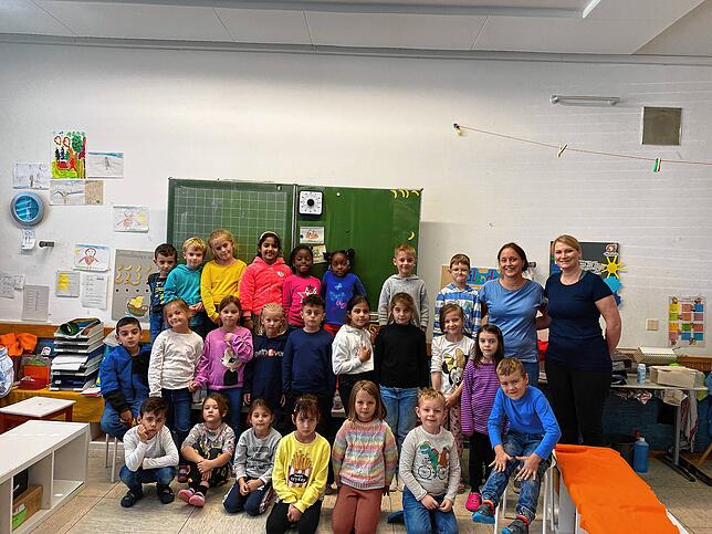 Die Klasse 1a der Beethovenschule Singen mit Klassenlehrerin Anne Allweier (2. von rechts) bei ihrer Einschulungsfeier.
