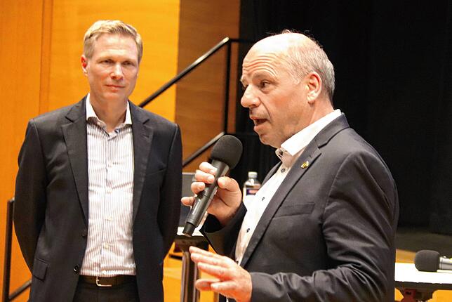 Landtagsabgeordneter Martin Hahn schaltet sich in die Diskussion ein.