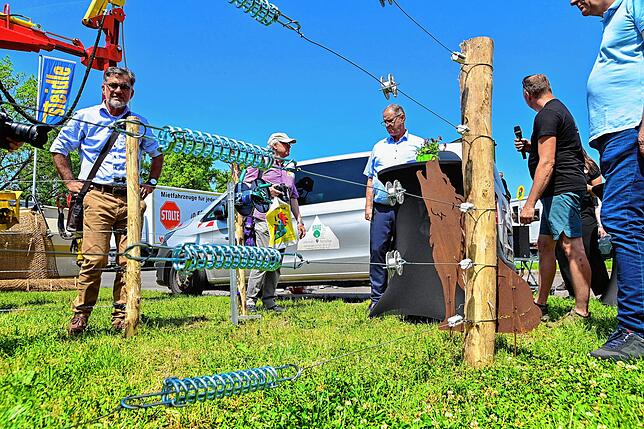 Wie man seine Tierherde mit einem speziellen Zaun vor dem Wolf schützt, zeigt der Stand von Markus Haas aus Furtwangen, der zum ersten ...