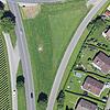 Stetten nahe der Kreuzung von B 31 und B 33. Der Gemeindeverbindungsweg führt rechts an der B 31 in Richtung Hagnau entlang.