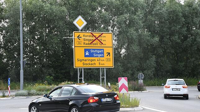 Die Ortsdurchfahrt von Espasingen an der Ecke Meersburger und Zielstraße: Ist erst einmal die Umfahrung da, soll der Durchgangsverkehr ...