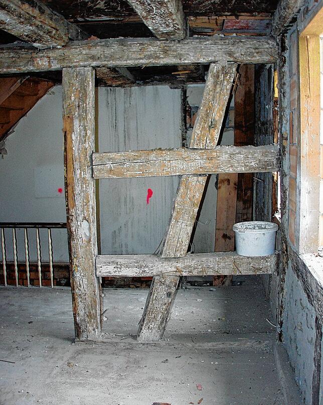 Im Hintergrund kommt die Treppe vom Erdgeschoss in die erste Etage hoch. Hier entstanden dann die Redaktionsräume.