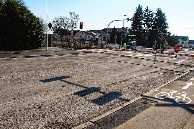 Die Ampelanlage am Bahnübergang ist erneuert und funktioniert. Derzeit wird die komplette Deckschicht des Straßenbelages abgefräst.