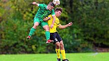Kopfballduell zwischen Paul Baumann des FCS (links) und Nicolas Grieger (FCÖ). Die Steißlinger ziehen den Kürzeren und müssen sich dem ...