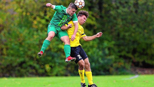 Kopfballduell zwischen Paul Baumann des FCS (links) und Nicolas Grieger (FCÖ). Die Steißlinger ziehen den Kürzeren und müssen sich dem ...