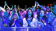 Fans am ersten Abend, an dem Rapperin Juju und die Band „Juli“ ihren großen Auftritt in Konstanz hatten.