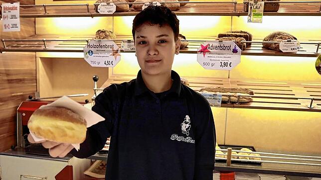 Einen süßen Berliner streckt Larissa Brugger über die Theke. Die 19-jährige Bäckereifachverkäuferin serviert in der ...
