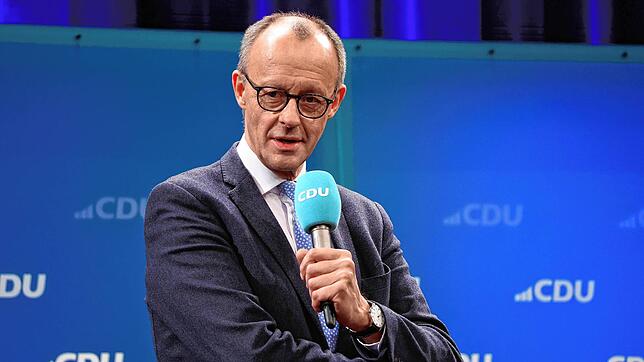 Was hätte Deutschland von einem Kanzler Merz zu erwarten? Der CDU-Vorsitzende Friedrich Merz erläutert in Singen am Hohentwiel, was sein ...