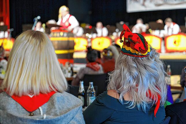 Ungewohnter Anblick auf dem Männerfrühschoppen: Zwei Frauen bei der Fastnachtsveranstaltung im Milchwerk. Deswegen hieß die ...