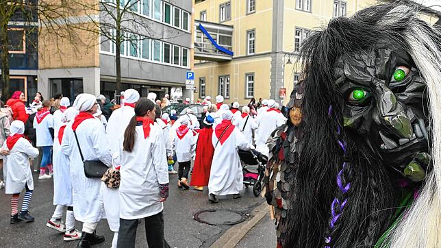 Narros und Berghexen feiern beim Kinderumzug durch Waldshut gemeinsam Fasnacht