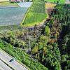 Die Autobahn 98 aus der Luft: Um den Hochspannungsmast neben der Fahrbahn war in den vergangenen Tagen wegen eines Rückstaus ein kleiner ...