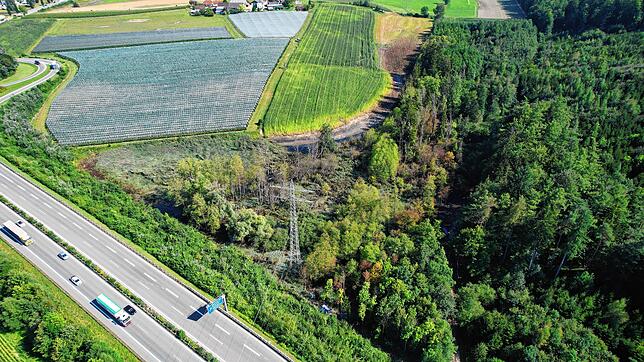 Die Autobahn 98 aus der Luft: Um den Hochspannungsmast neben der Fahrbahn war in den vergangenen Tagen wegen eines Rückstaus ein kleiner ...
