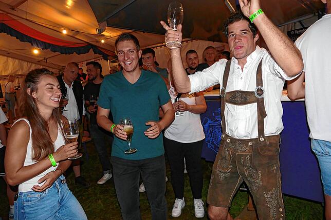 Bild 4: Auf der Kuppe des Bergs geht am zweiten Festtag mit einem „Gehörsturz“ aus Tirol die Party ab!