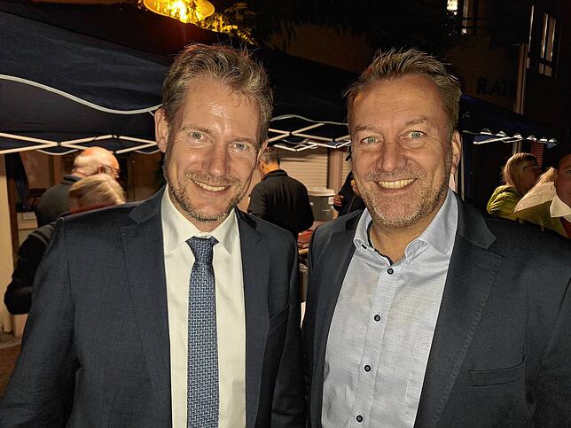 Landrat Luca Prayon (links) kam später am Abend noch direkt von der Bürgermeisterwahl in Daisendorf nach Oberteuringen, um Ralf Meßmer ...