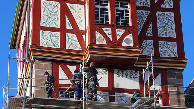 Im Januar 2018 zeigt sich, welche Arbeit geleistet wurde: Während die Fassade aus Gerüst fällt, offenbart sich das Mühlentor in neuem Glanz.