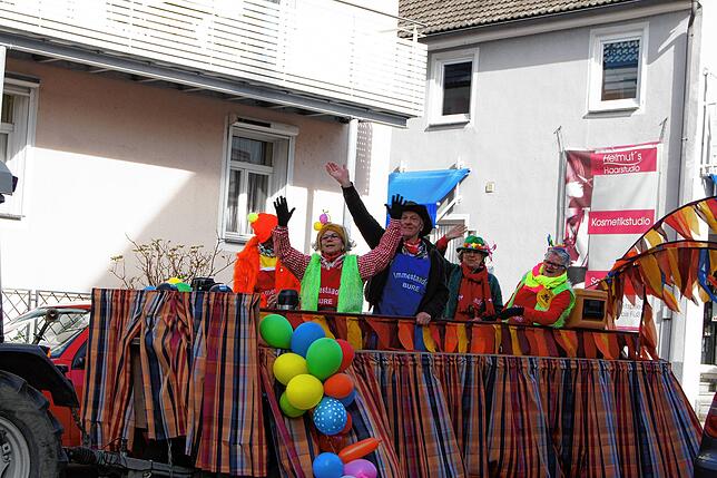Jede Narrengruppe hat etwas mitgebrachte, so wurde der Samstag auch kulinarisch ein Fest, hier rollen grade &bdquo;Leberkäswecken&ldquo; an.