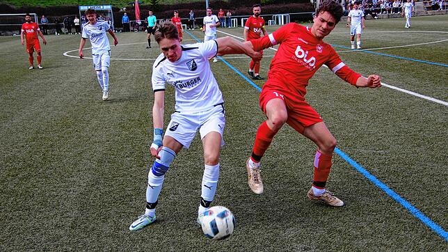 Der Schonacher Yannick Dold (links) im Duell mit dem Geisinger Fabian Federle. Dold und seinen Teamkollegen feierten gegen den ...