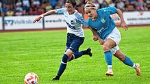 Einen packenden Pokal-Kampf lieferten sich der Hegauer FV (links Leonie Reiser) und der Chemnitzer FC &ndash; mit dem besseren Ende für ...