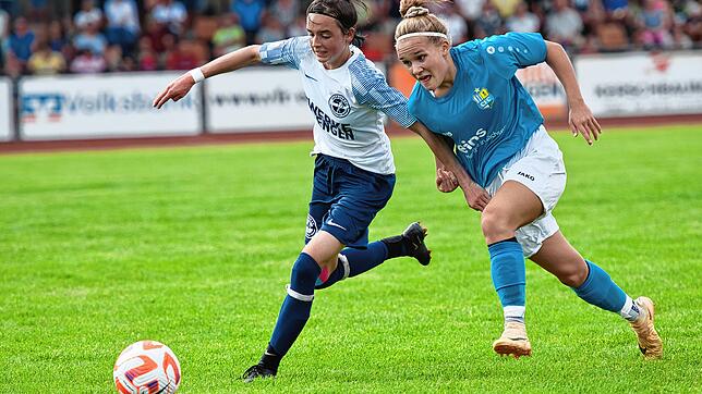 Einen packenden Pokal-Kampf lieferten sich der Hegauer FV (links Leonie Reiser) und der Chemnitzer FC &ndash; mit dem besseren Ende für ...