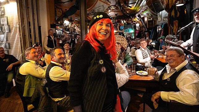 Bild 24: 60 Jahre Dorferschoppen: So viele fröhliche Männer auf einem Haufen!
