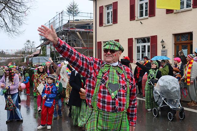 Bild 12: Großer Festumzug in Möggingen: Tausende besuchen das Seenarrentreffen trotz Regen!