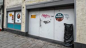 Wenig repräsentativ: Seit einem Brand verwaist ist die frühere Kochlöffel-Filiale in der Niederen Straße.