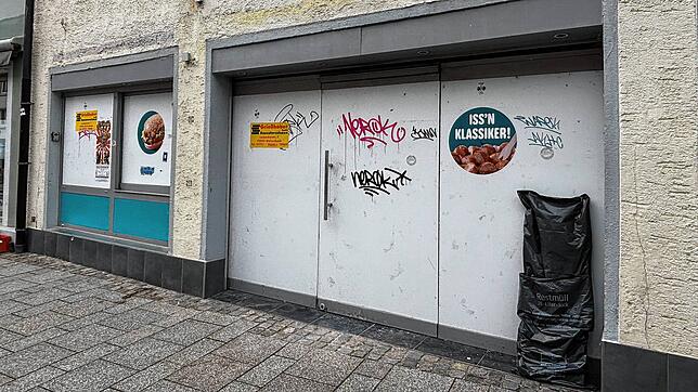 Wenig repräsentativ: Seit einem Brand verwaist ist die frühere Kochlöffel-Filiale in der Niederen Straße.