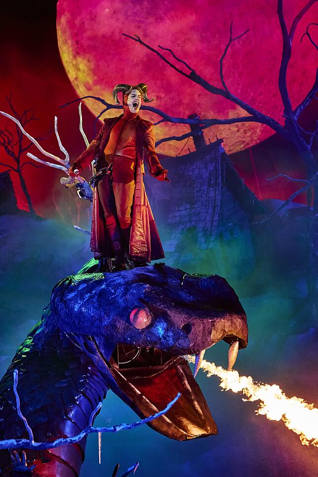 Da lacht der Satan (Moritz von Treuenfels), und sein Drache speit fröhlich Feuer: In Bregenz übernimmt das Böse die Regie.