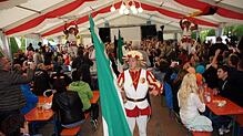 Im Festzelt bei der Musimuschel haben gestern Abend Hunderte mit dem Seehasen-Fanfarenzug den 60. Geburtstag gefeiert.
