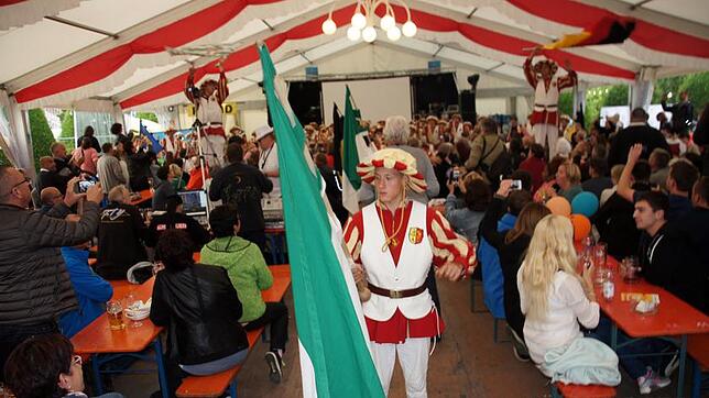 Im Festzelt bei der Musimuschel haben gestern Abend Hunderte mit dem Seehasen-Fanfarenzug den 60. Geburtstag gefeiert.