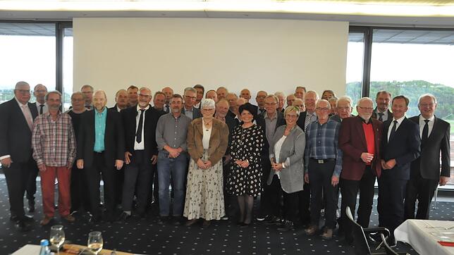 34 der 43&nbsp;Handwerkermeisterinnen und -meister aus dem Bereich der Kreishandwerkerschaft Waldshut erhielten im Kommunikationszentrum ...
