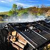 Die Gartenhütte, die am Donnerstagabend im Markdorfer Kleingartengebiet Weiherwiesen gebrannt hat. Bild: Freiwillige Feuerwehr Markdorf