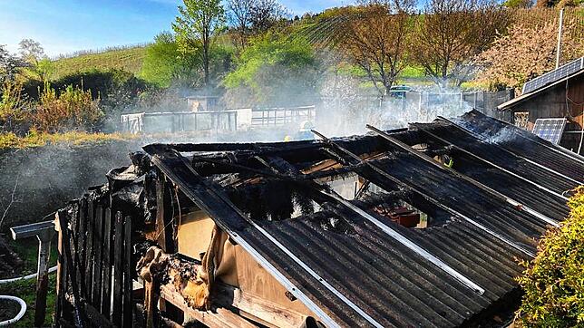 Die Gartenhütte, die am Donnerstagabend im Markdorfer Kleingartengebiet Weiherwiesen gebrannt hat. Bild: Freiwillige Feuerwehr Markdorf